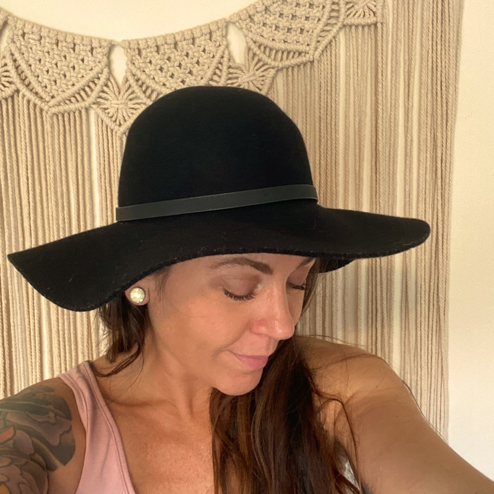 Wide brim hat